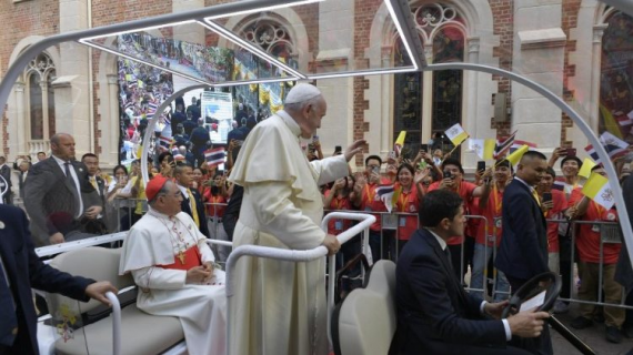 Pope Francis greets the faithful in Bangkok (Vatican Media)
