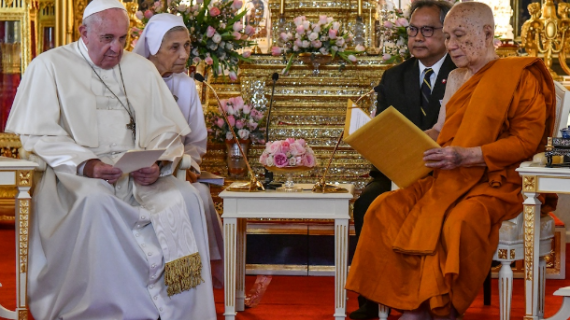 Pope Francis meets Thailand's Supreme Buddhist Patriarch at Wat Ratchabophit Sathit Maha Simaram in Bangkok on Nov. 21. (Photo: Vincenzo Pinto/AFP
