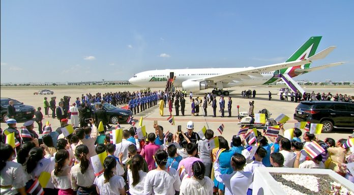 The reception offered to Pope Francis after arriving at Bangkok’s Don Mueang Airport on Nov. 20. (UCA News photo) The reception offered to Pope Francis after arriving at Bangkok’s Don Mueang Airport on Nov. 20. (UCA News photo)