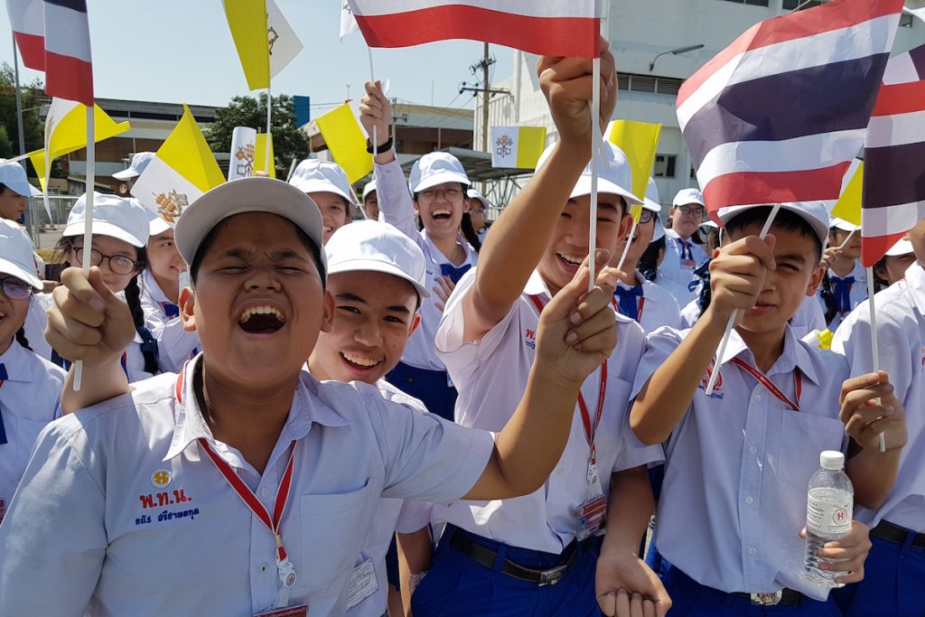 Thai schoolchildren from a Sacred Heart Nonthaburi School waiting to catch a glimpse of Pope Francis outside Bangkok’s Don Mueang Airport on Nov. 20. (UCA News photo) Thai schoolchildren from a Sacred Heart Nonthaburi School waiting to catch a glimpse of Pope Francis outside Bangkok’s Don Mueang Airport on Nov. 20. (UCA News photo)