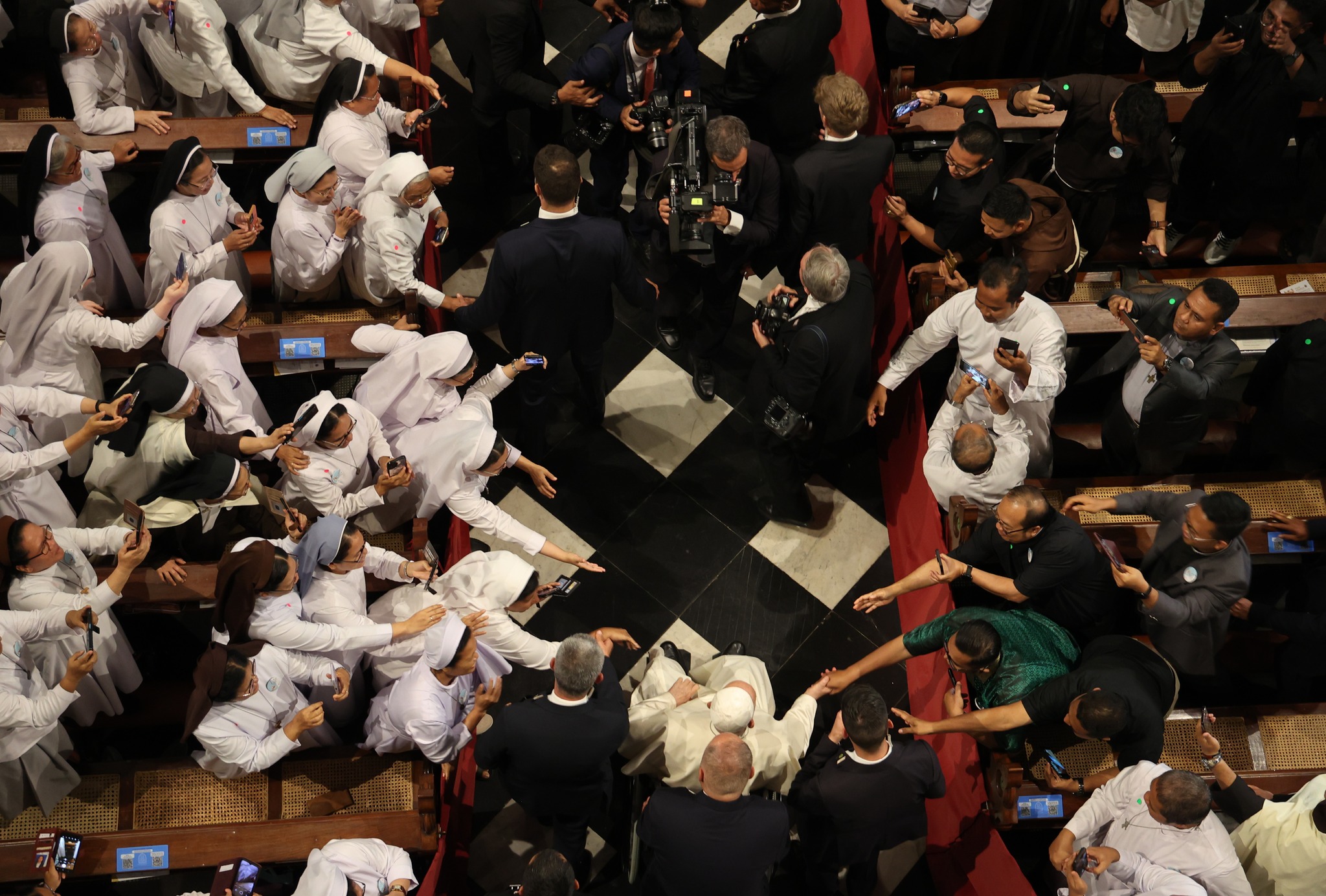 Poope francis with the faithful Poope francis with the faithful