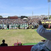 The Pope blesses the crowd in PNG after the Mass on September 08, 2024. (Photo: Vatican News)